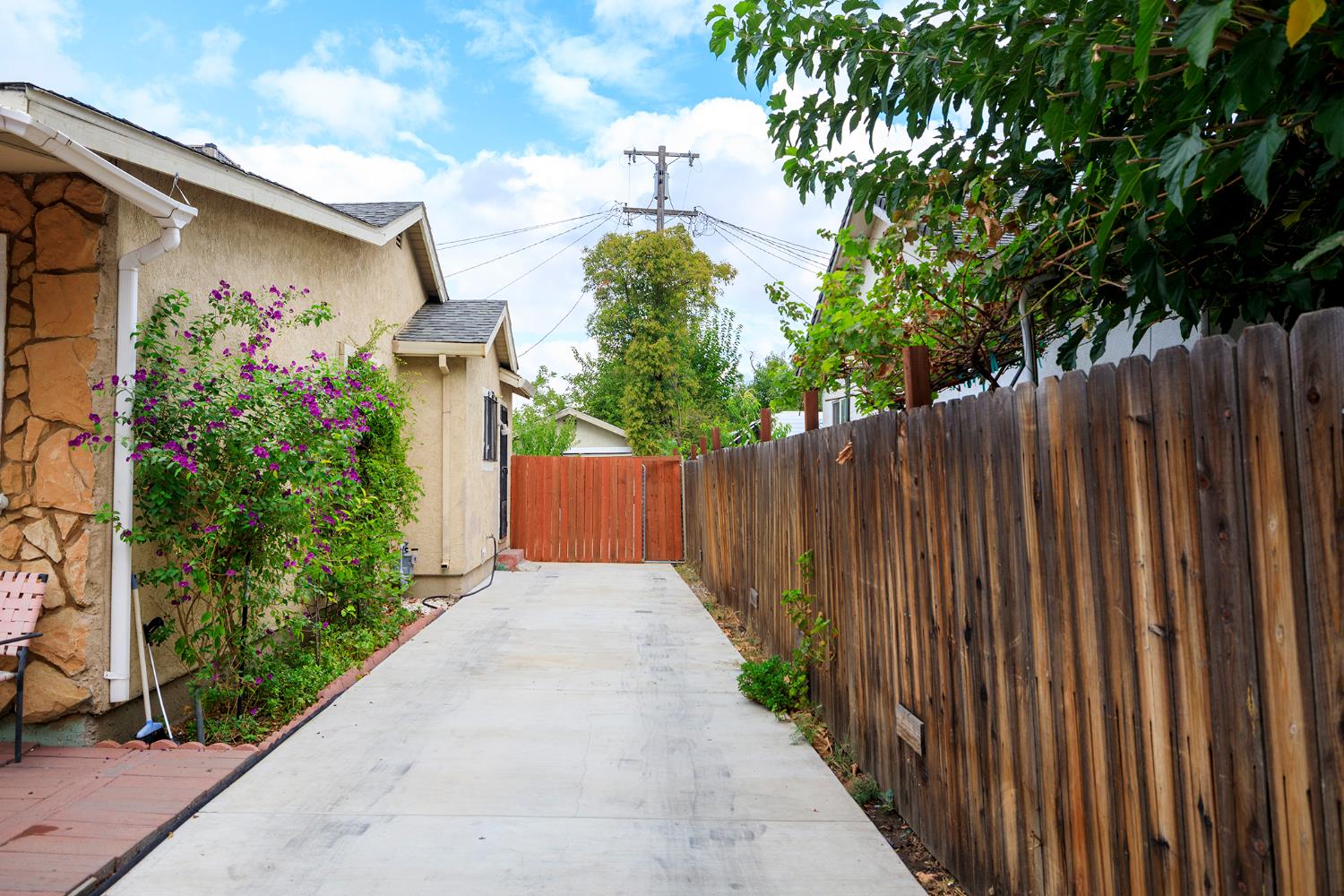 421 East 8th Street Stockton, CA 95206 - Photo 4 of 20 a view of a pathway of a house with wooden fence