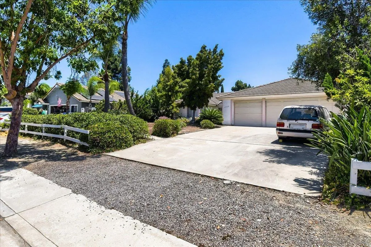 1555 Del Mar Road Oceanside, CA 92057 - Photo 3 of 32