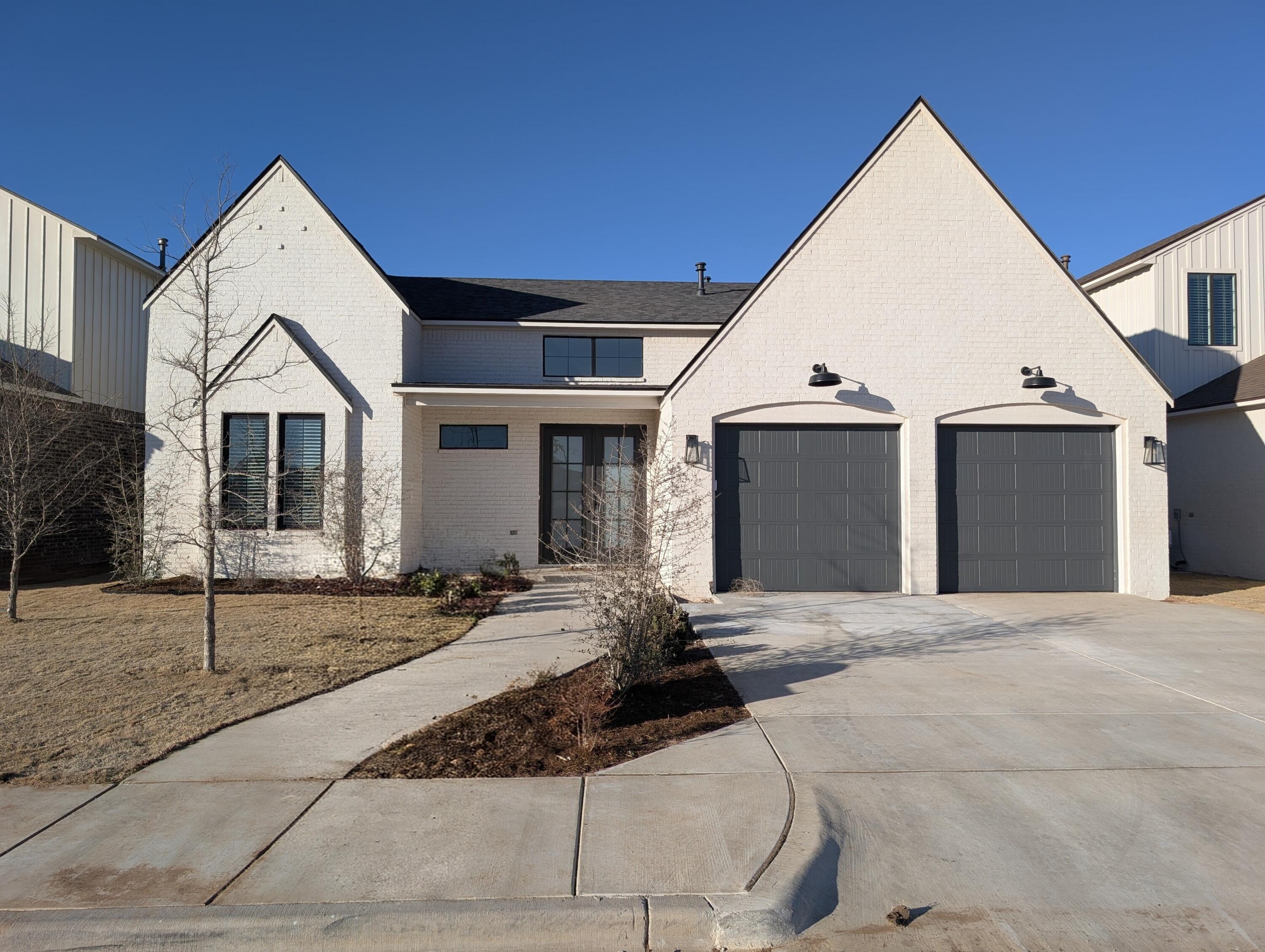 a view of a house with backyard