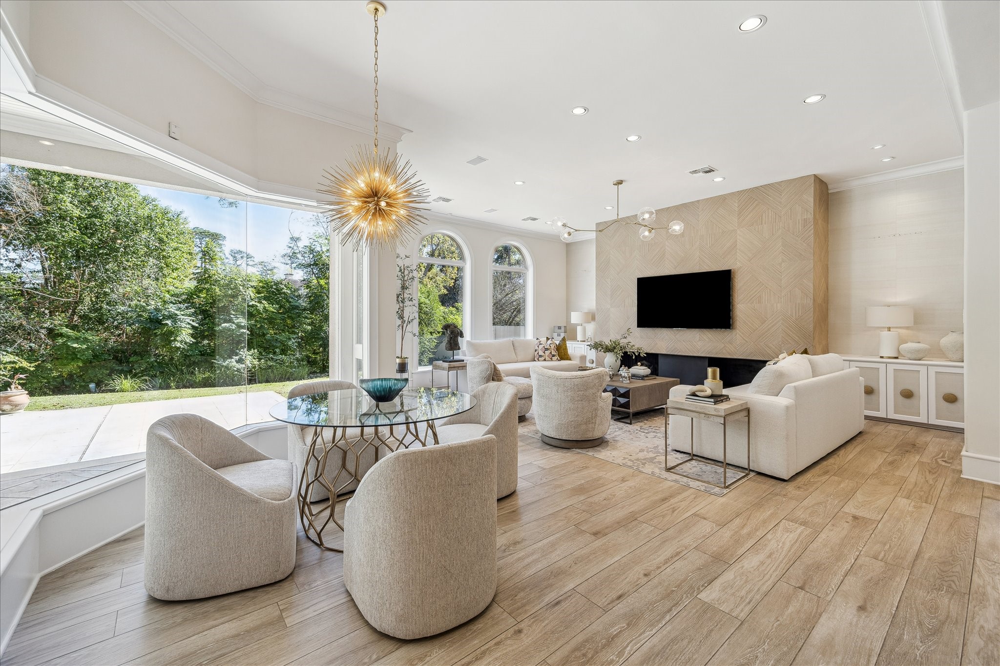 608 Little John Lane Houston, TX 77024 - Photo 11 of 46 Bathe in natural light with uninterrupted views of the sparkling pool from the bay window. The
breakfast room’s designer lighting
and neutral palette enhance its
inviting charm. A peaceful spot to
start your day or enjoy weekend
brunches.