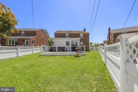 a view of a house with backyard and porch