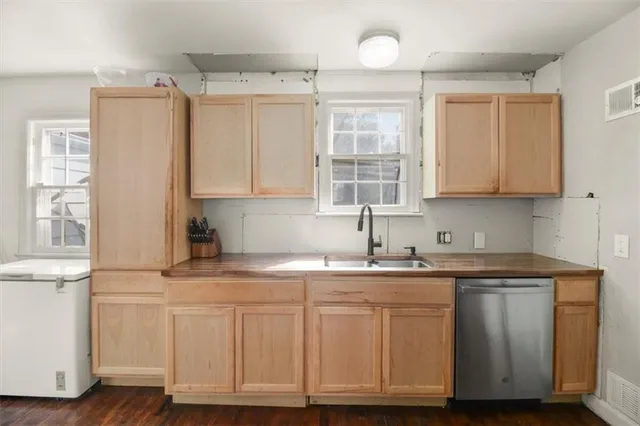 $199,500 | 122 North Taylor Street, Pleasant Hill, MO 64080