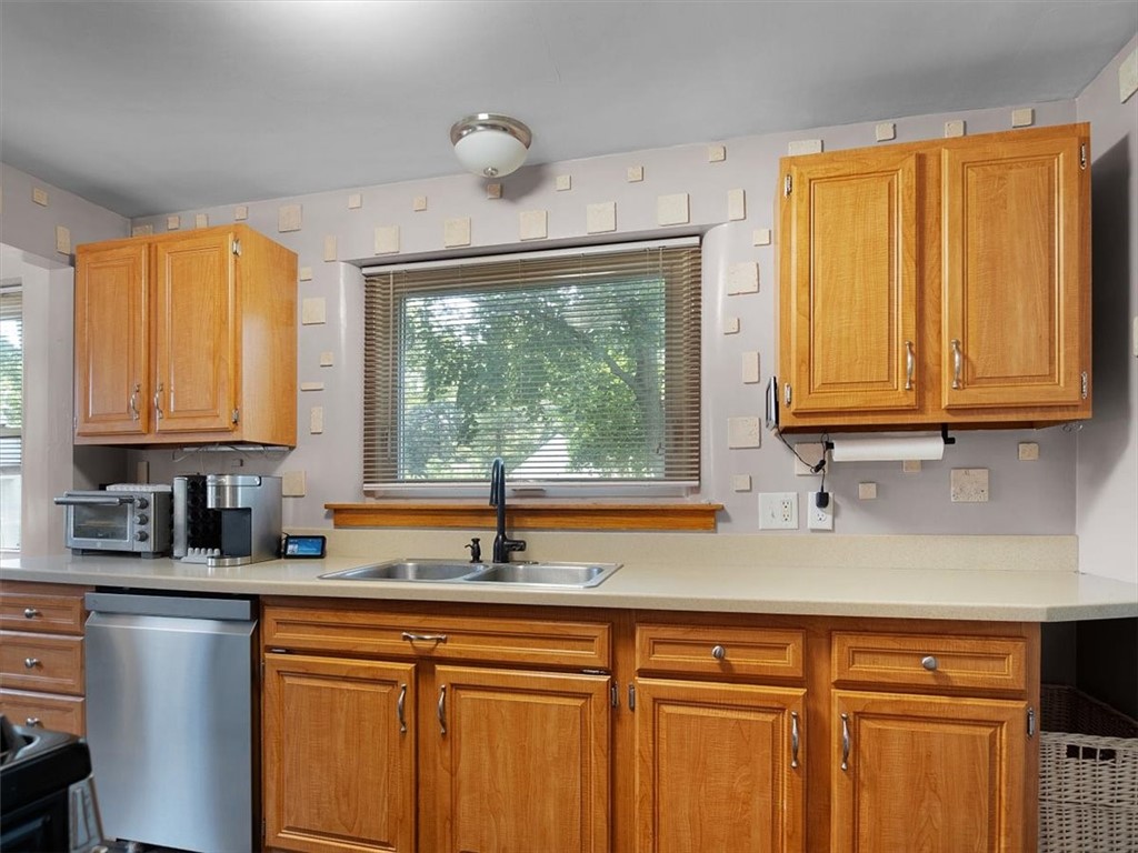 746 Dewitt Road Webster, NY 14580 - Photo 12 of 47 Kitchen