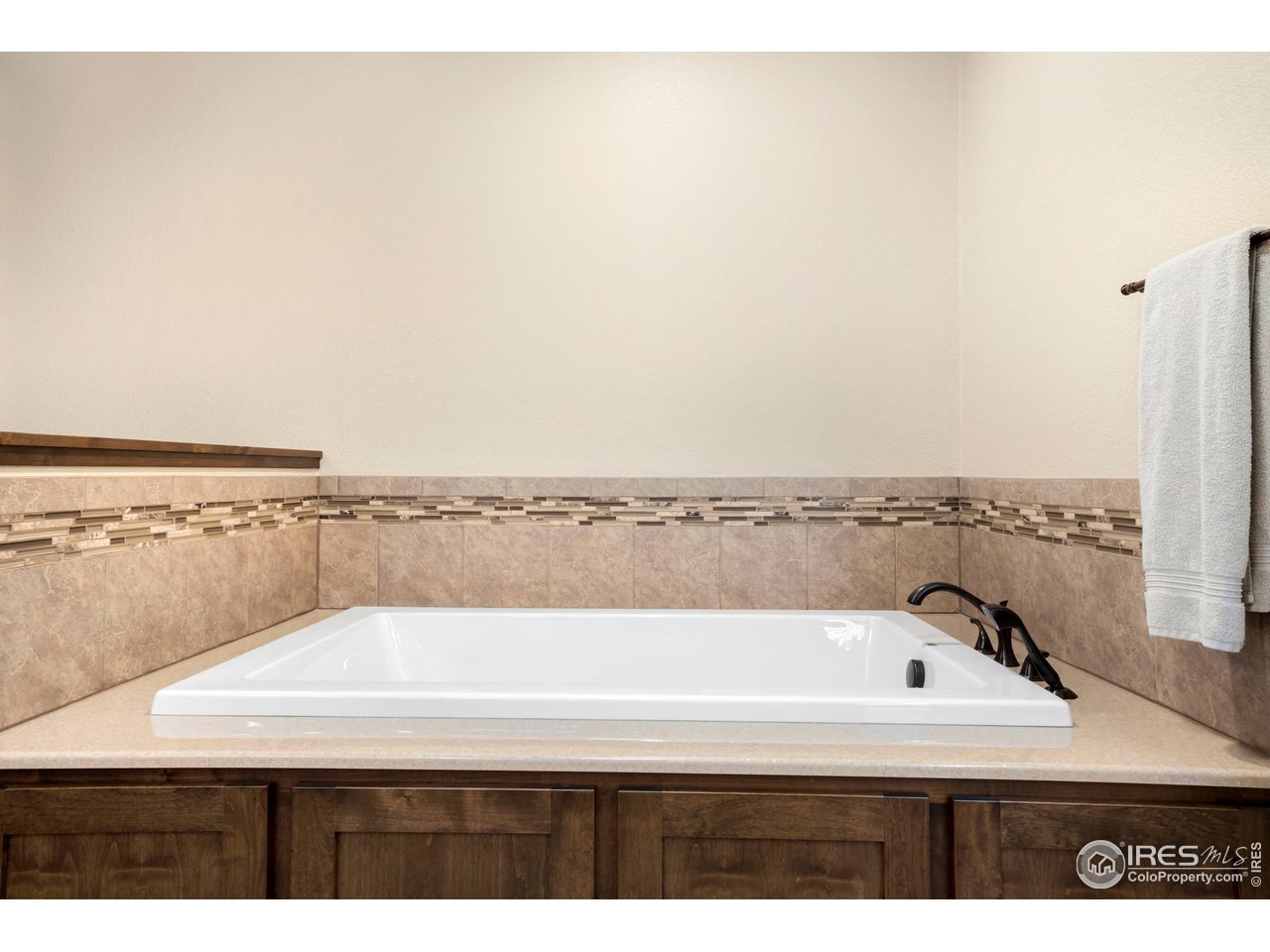 608 Riverside Court Greeley, CO 80634 - Photo 23 of 36 Nice soaking tub