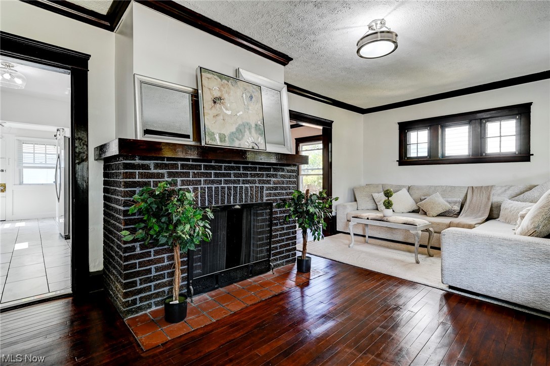 4464 Broadale Road Cleveland, OH 44109 - Photo 4 of 26 Living Room