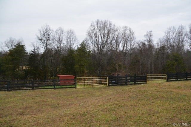 530 South James River Road Wingina, VA 24599 - Photo 31 of 38 a backyard of a house with table and chairs