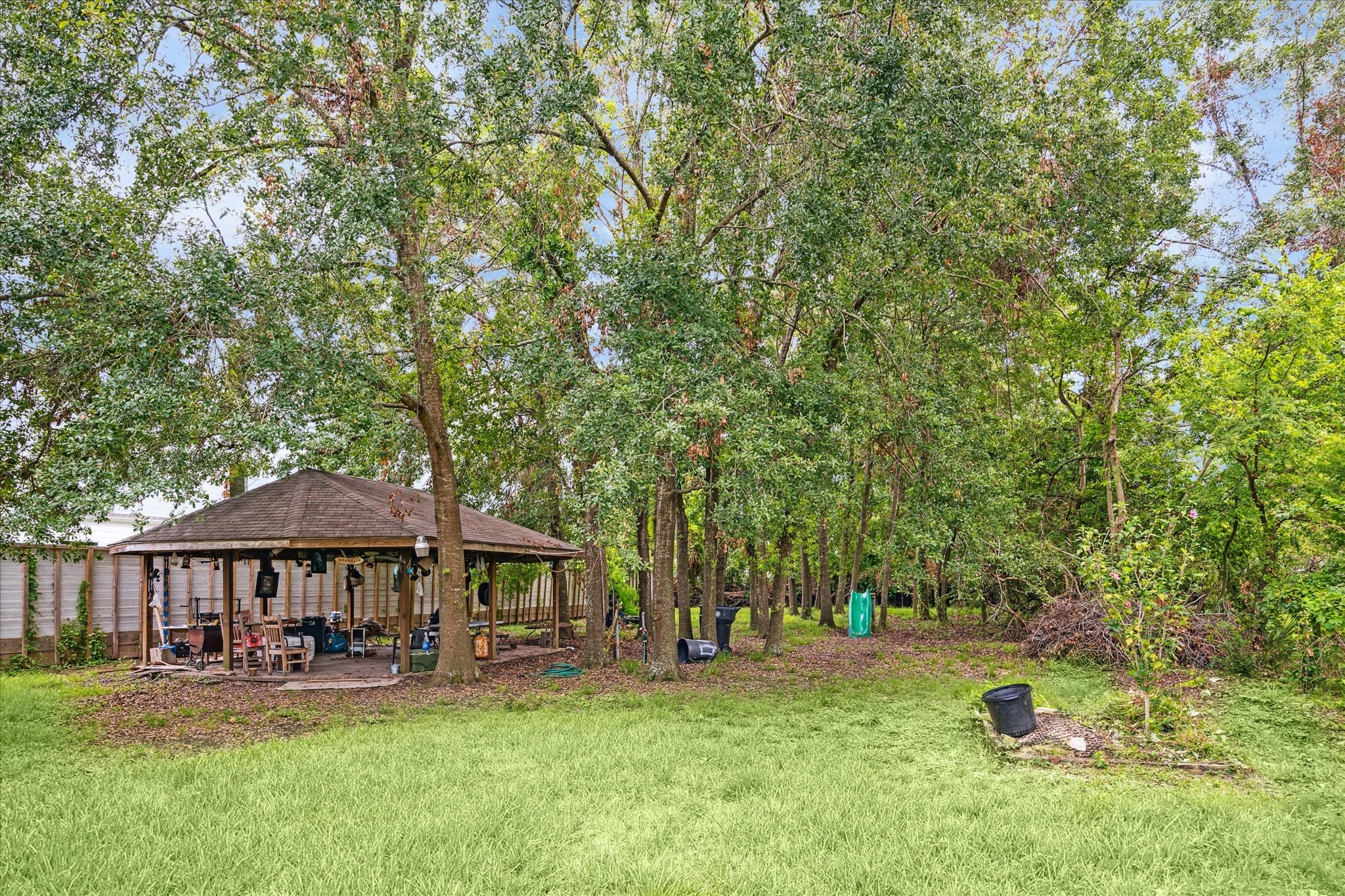 405 West Donovan Street Houston, TX 77091 - Photo 3 of 9 a backyard of a house with table and chairs