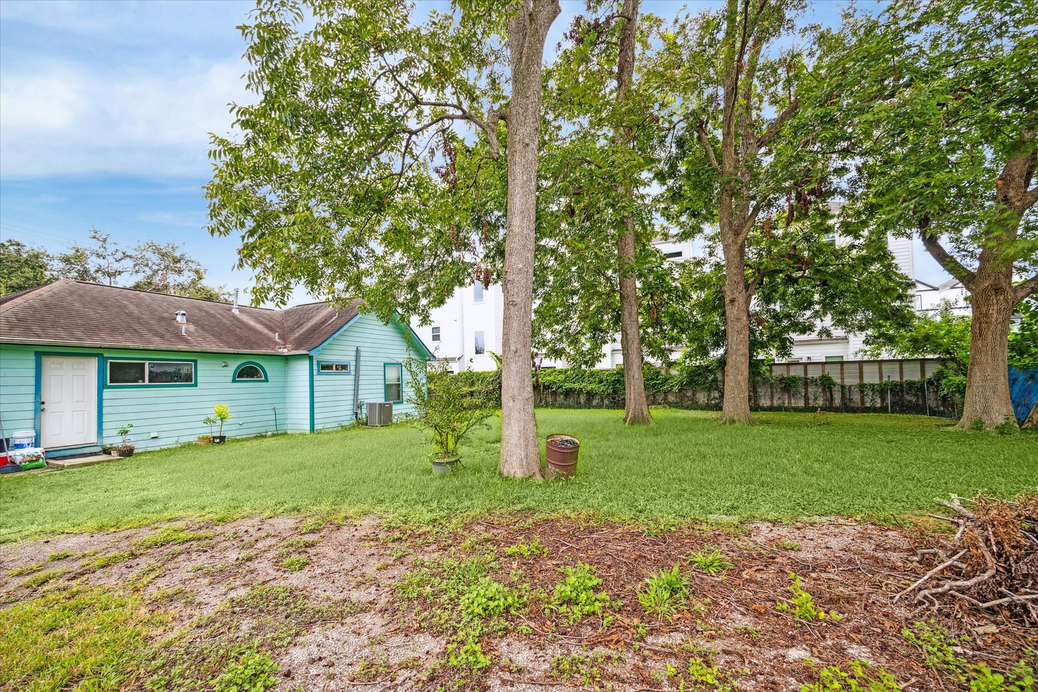 405 West Donovan Street Houston, TX 77091 - Photo 7 of 9 front view of a house with a yard