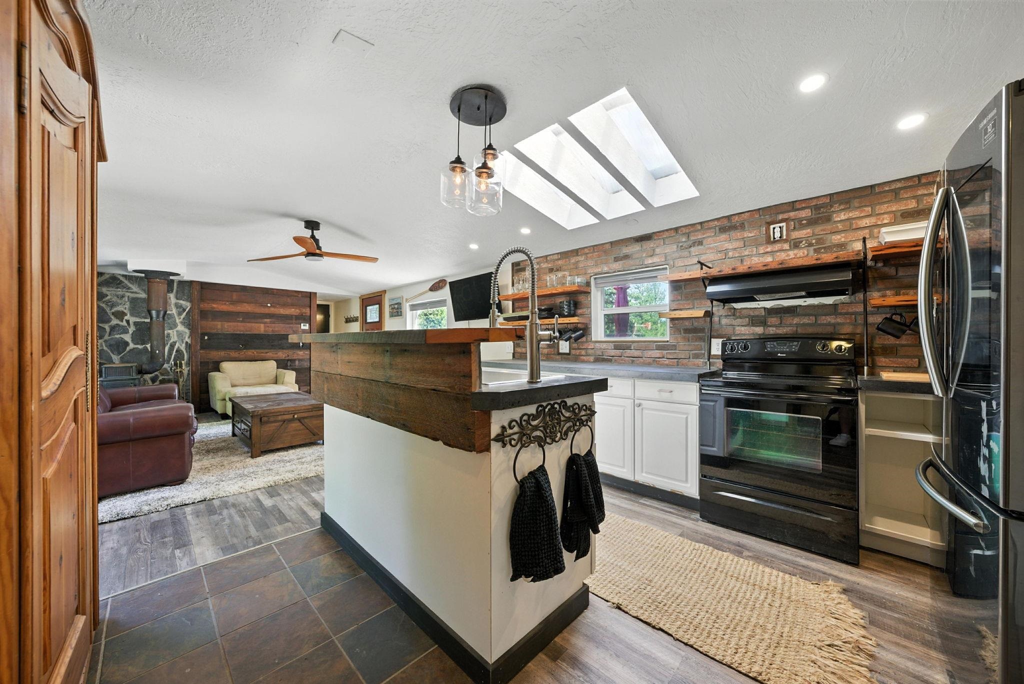 301 Casey Road Newport, WA 99156 - Photo 4 of 32 Gallery Image 4