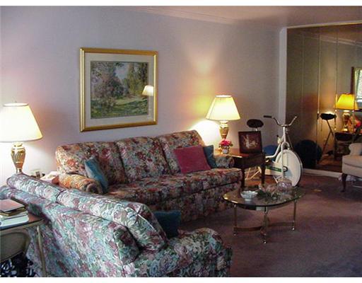 900 Washington Road, Unit 308 Mt. Lebanon, PA 15228 - Photo 7 of 16 Living Room.