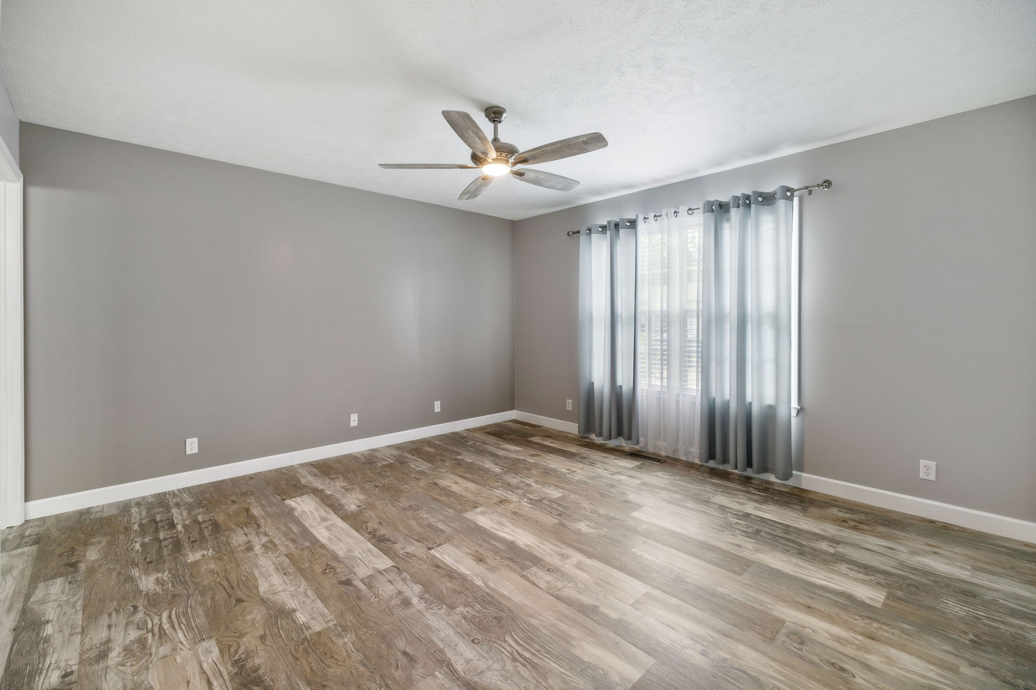 373 Oak Hollow Road Manchester, TN 37355 - Photo 13 of 34 a view of an empty room with a window