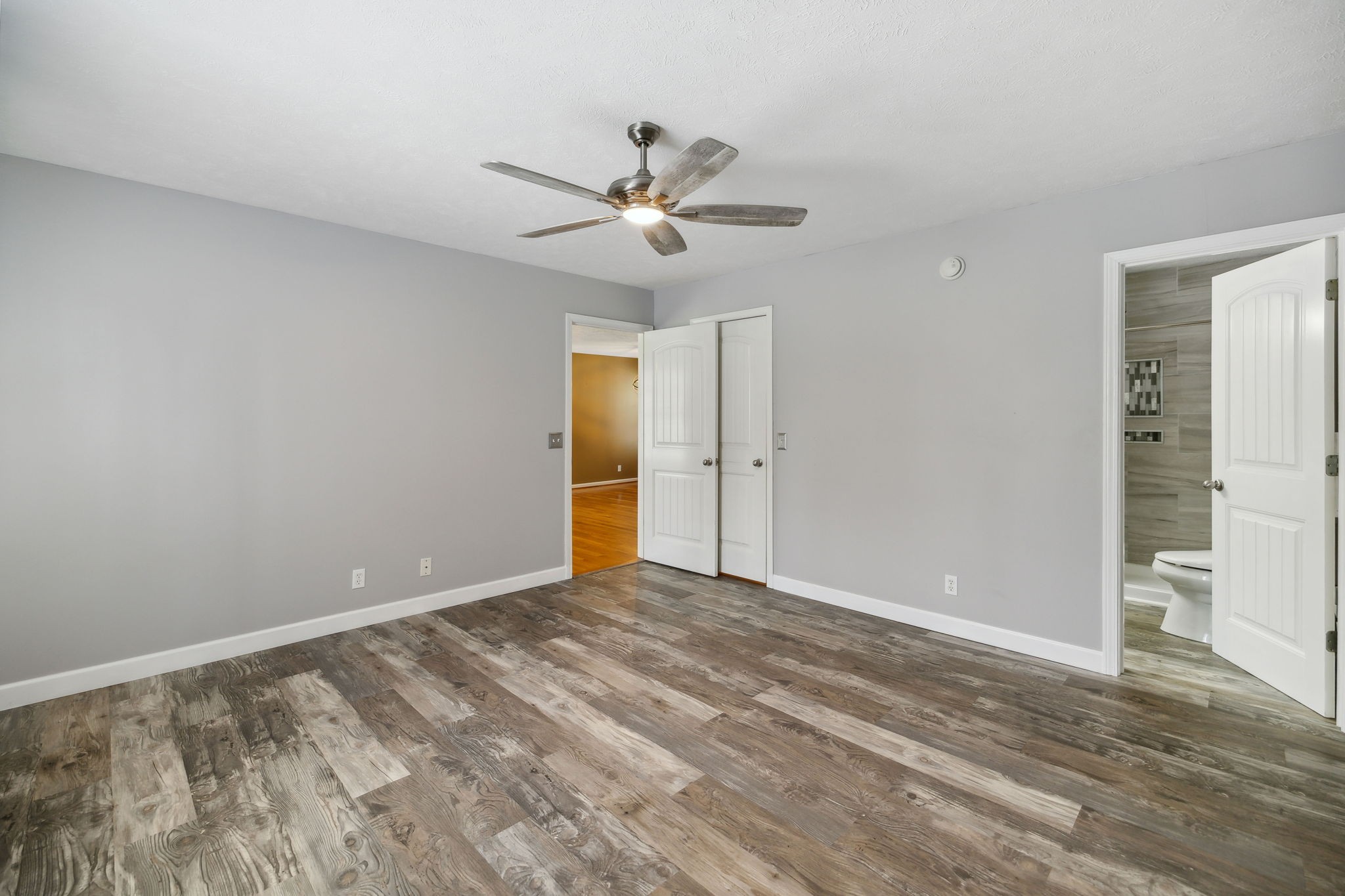 373 Oak Hollow Road Manchester, TN 37355 - Photo 14 of 34 a view of room with wooden floor and ceiling fan