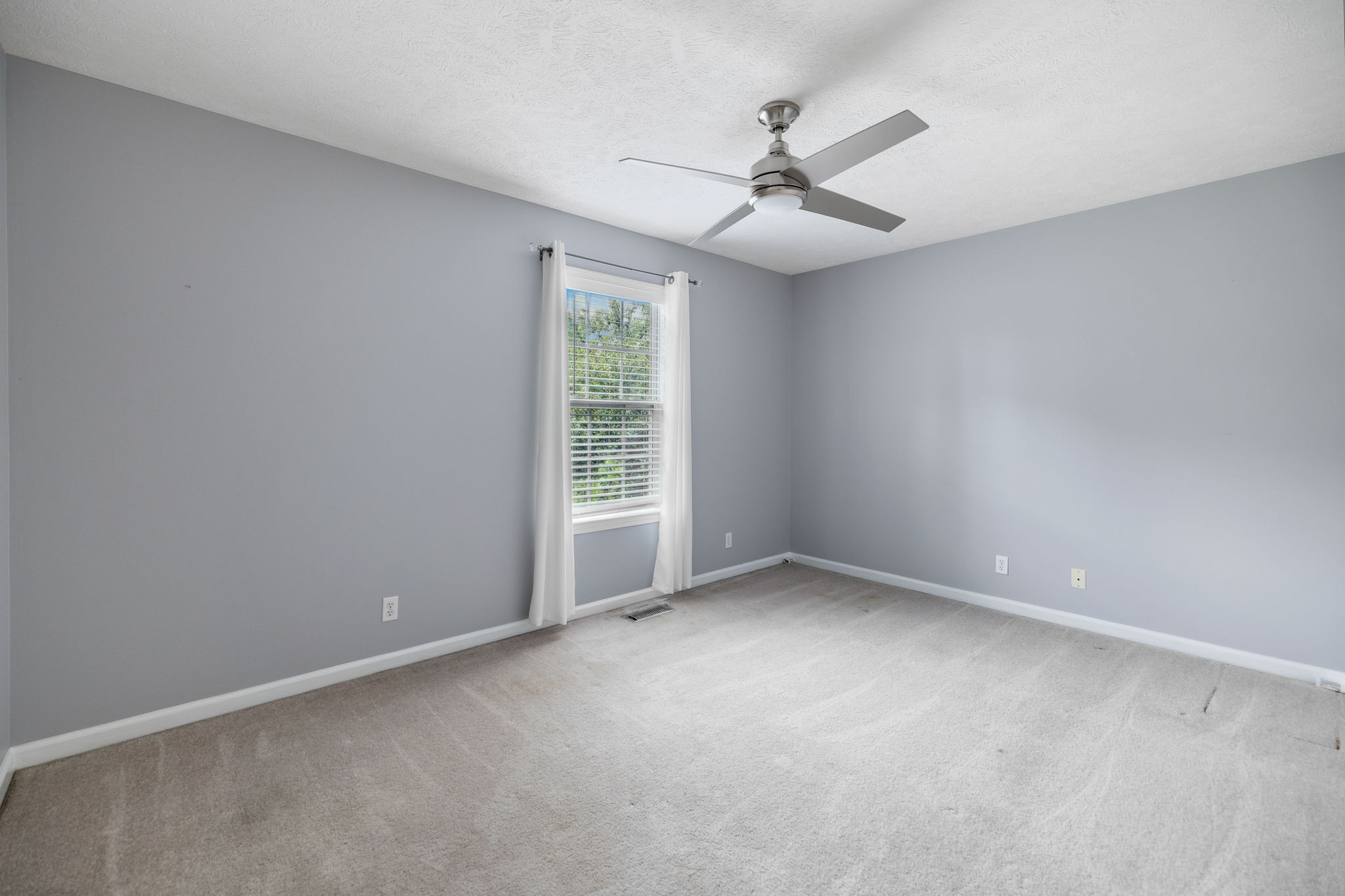 373 Oak Hollow Road Manchester, TN 37355 - Photo 18 of 34 an empty room with a window and ceiling fan