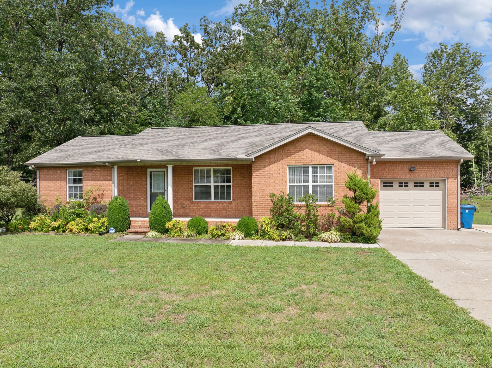 373 Oak Hollow Road Manchester, TN 37355 - Photo 26 of 34 a front view of a house with a yard