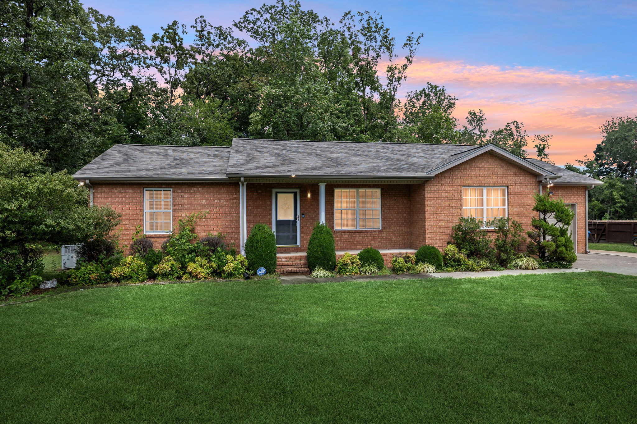 373 Oak Hollow Road Manchester, TN 37355 - Photo 33 of 34 a front view of a house with a yard