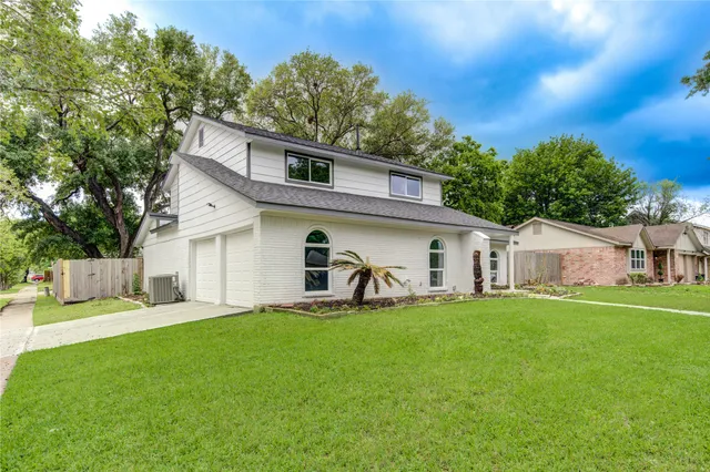 a view of a yard of front a house