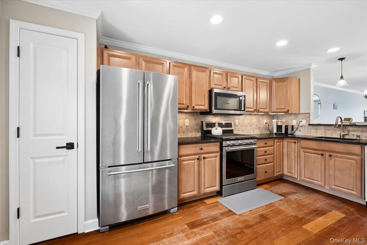 225 Waterside Close Peekskill, NY 10566 - Photo 15 of 40