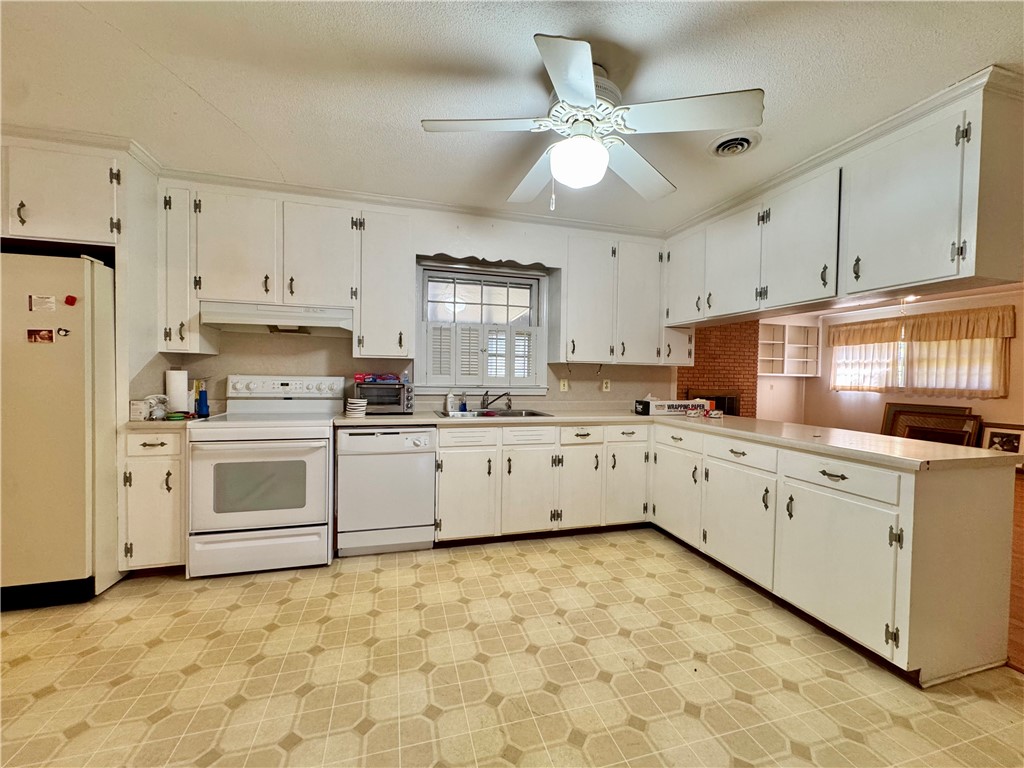 611 Heyward Road Anderson, SC 29621 - Photo 16 of 32 Kitchen