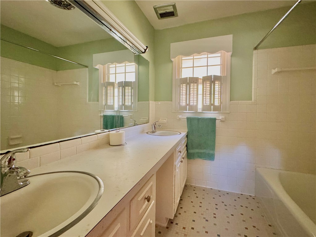 611 Heyward Road Anderson, SC 29621 - Photo 17 of 32 Hall Bath