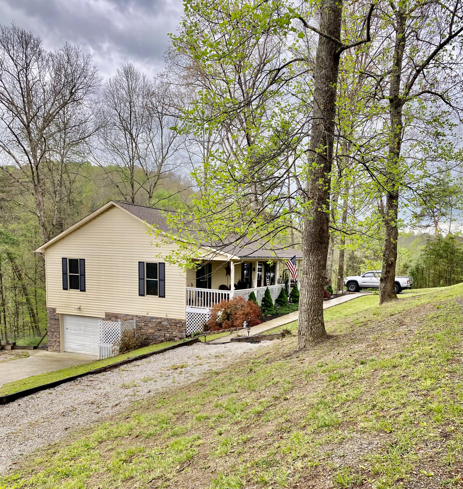 593 Howard Road La Follette, TN 37766 - Photo 4 of 20 95B63361-ACB6-488B-B30D-10A972A9AFF8
