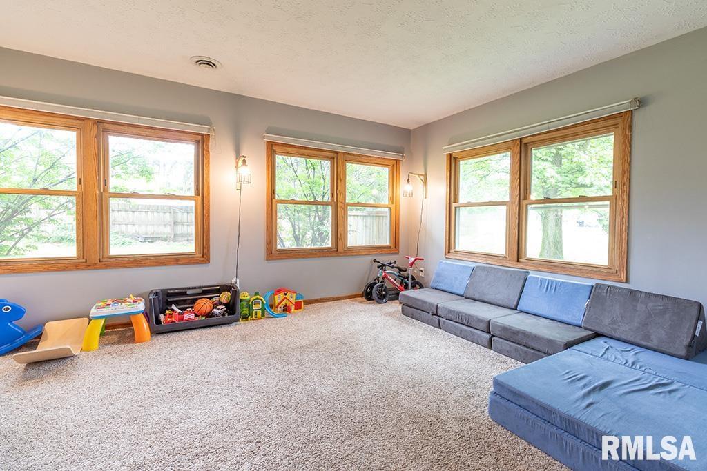 11836 Coon Hunters Road Blue Grass, IA 52726 - Photo 11 of 32 Gallery Image 11