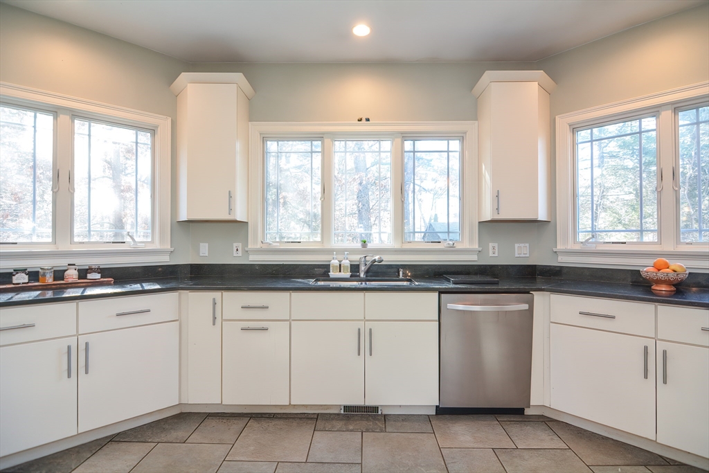 25 Colts Crossing Canton, MA 02021 - Photo 12 of 41 Gallery Image 12