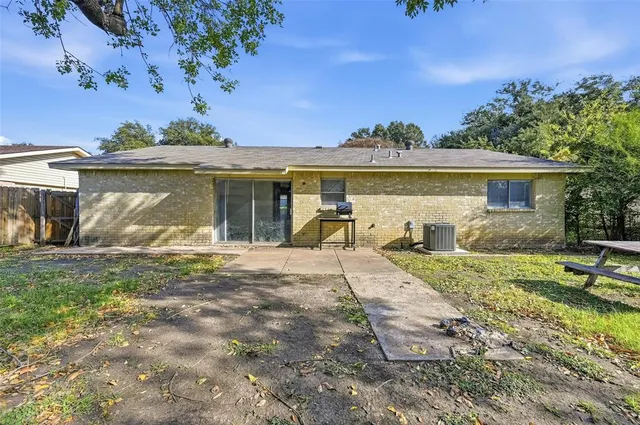 a view of a house with backyard