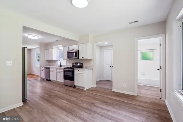 a view of a house with backyard and garden