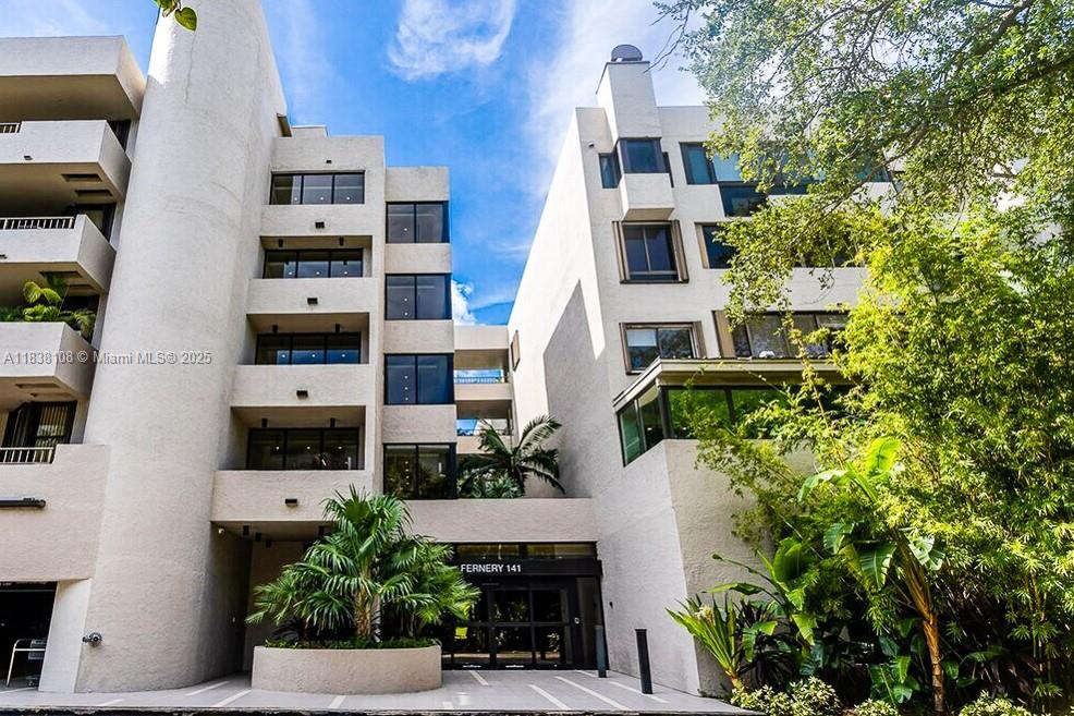 141 Crandon Boulevard, Unit 342 Key Biscayne, FL 33149 - Photo 21 of 25 front view of a building