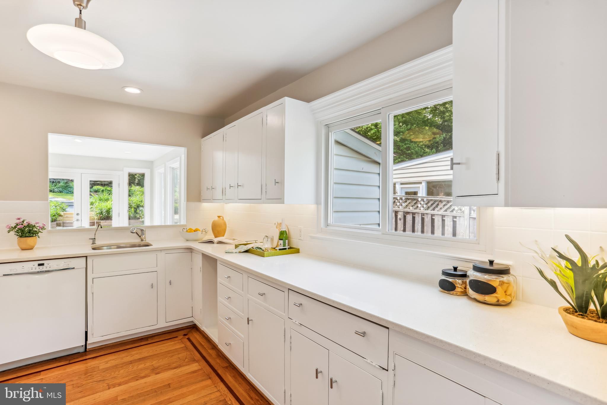 306 Dennis Avenue Silver Spring, MD 20901 - Photo 18 of 61 Quartz counters