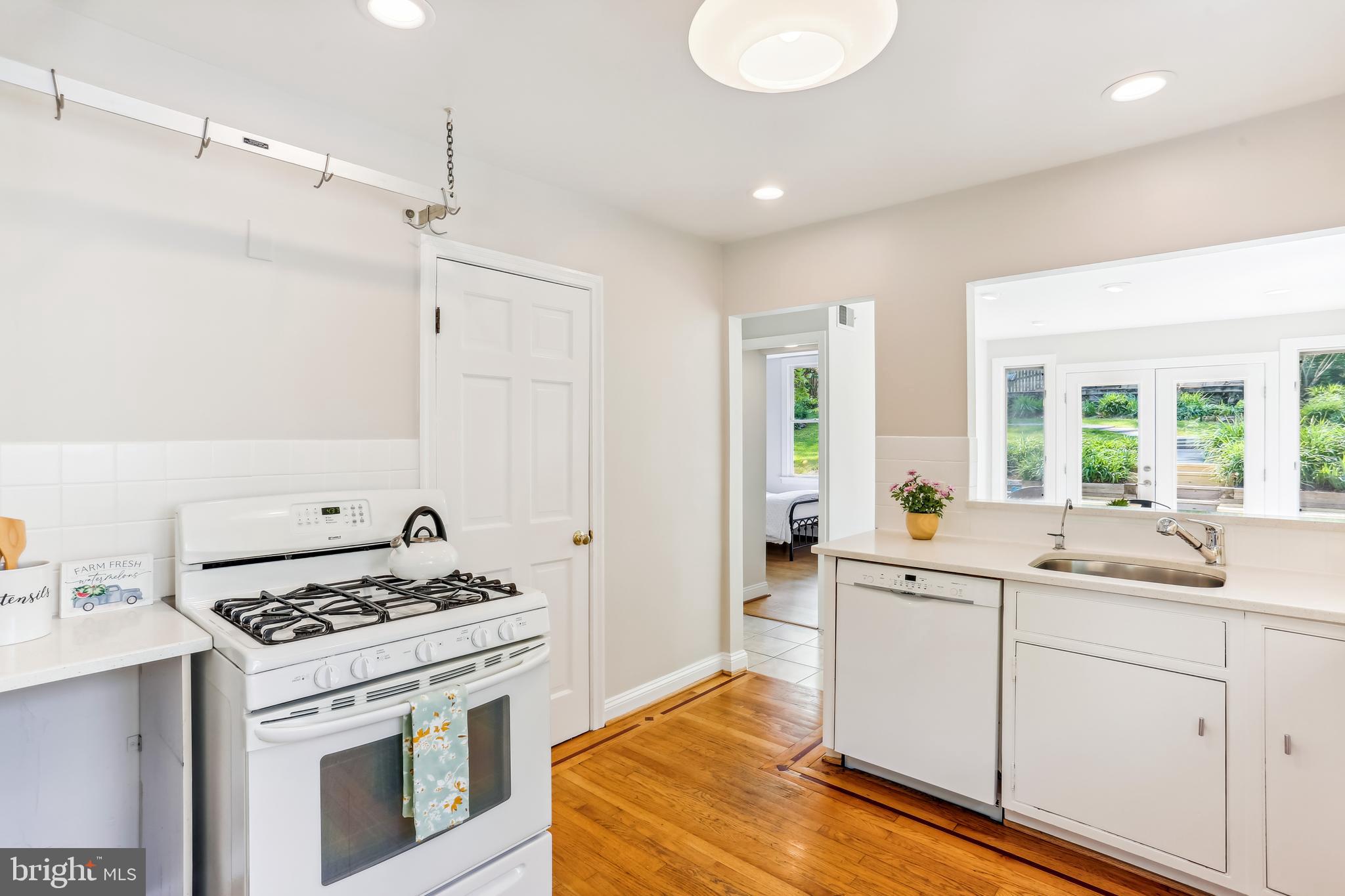 306 Dennis Avenue Silver Spring, MD 20901 - Photo 19 of 61 Gas Cooking