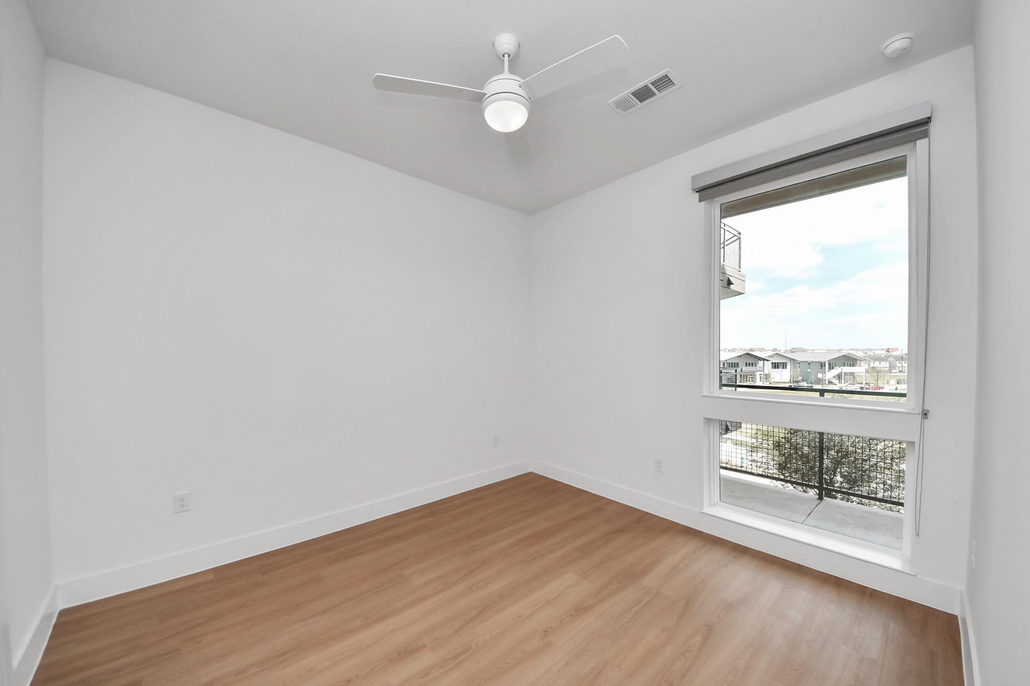 2810 Riverby Road, Unit 263 Houston, TX 77020 - Photo 13 of 38 an empty room with a window