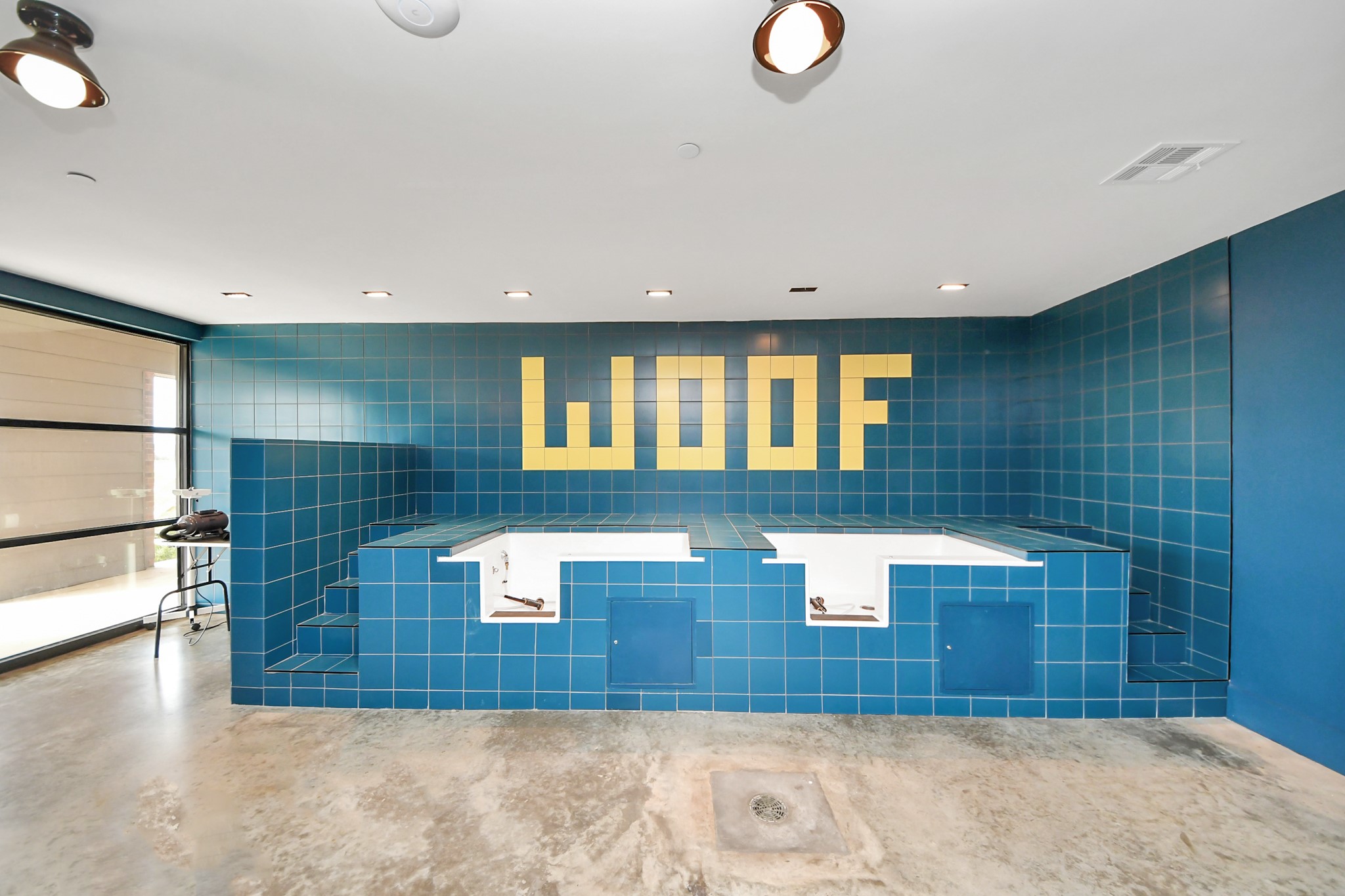 2810 Riverby Road, Unit 263 Houston, TX 77020 - Photo 36 of 38 a bathroom with a sink and a mirror