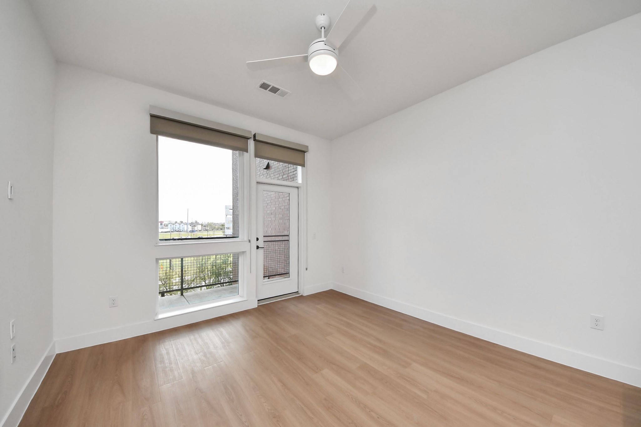 2810 Riverby Road, Unit 263 Houston, TX 77020 - Photo 9 of 38 an empty room with wooden floor and windows