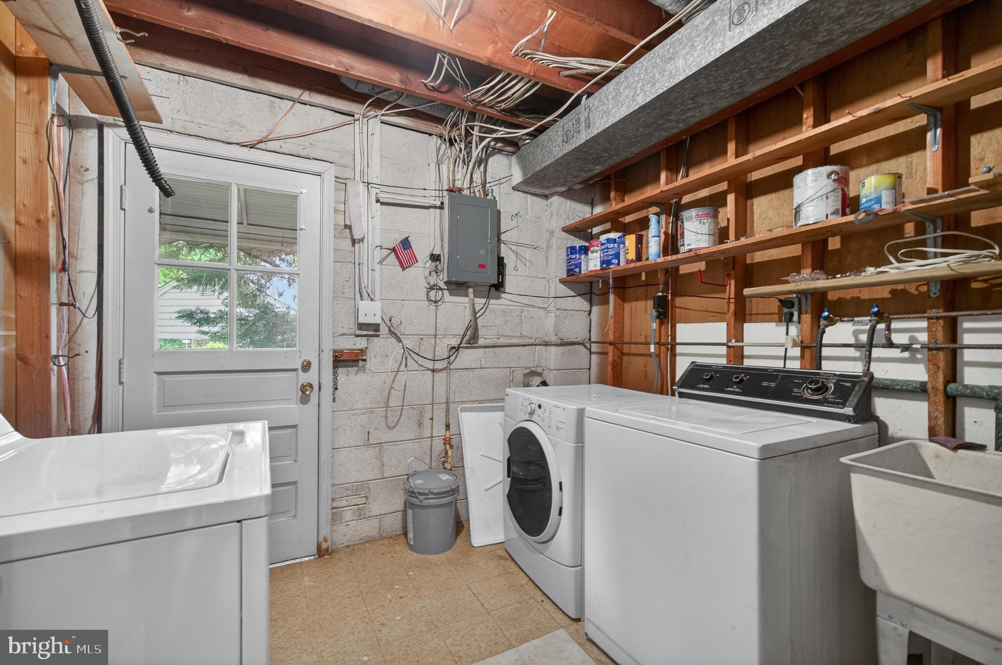 6118 Roxbury Avenue Springfield, VA 22152 - Photo 10 of 60