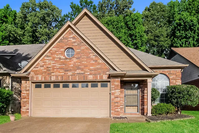 a view of a house with yard and plants