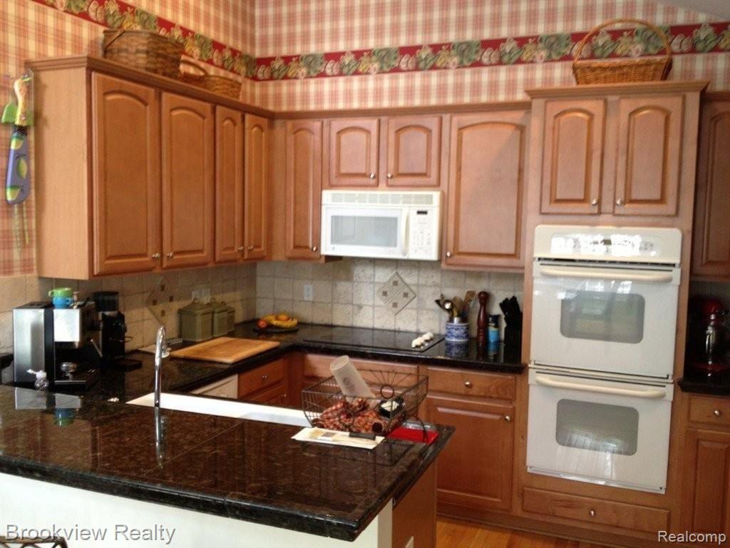 674 West Bluff Court Rochester, MI 48307 - Photo 2 of 21 Kitchen
