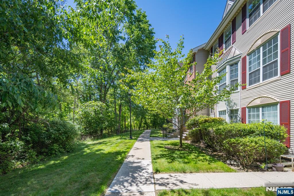 511 Quince Court Mahwah, NJ 07430 - Photo 3 of 29