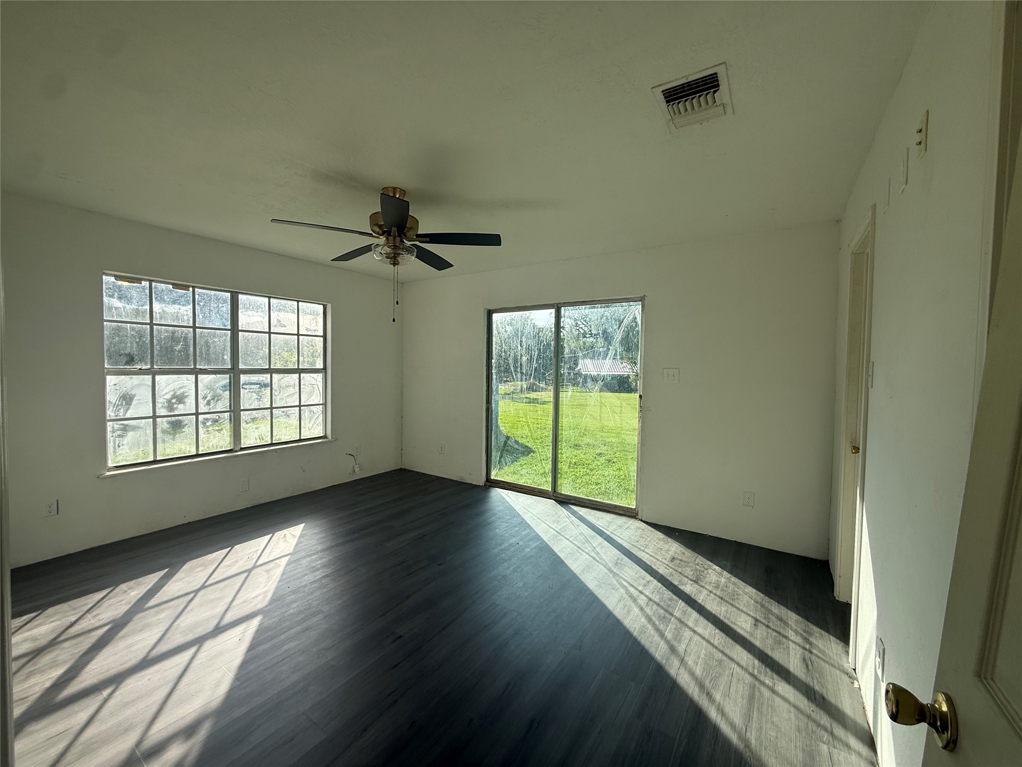 292 Manila Drive Angleton, TX 77515 - Photo 2 of 6 Gallery Image 2