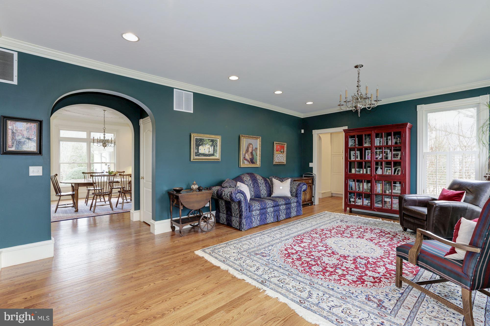 348 Dubois Road Annapolis, MD 21401 - Photo 4 of 30 Welcome guests in this spacious room w/hardwoods