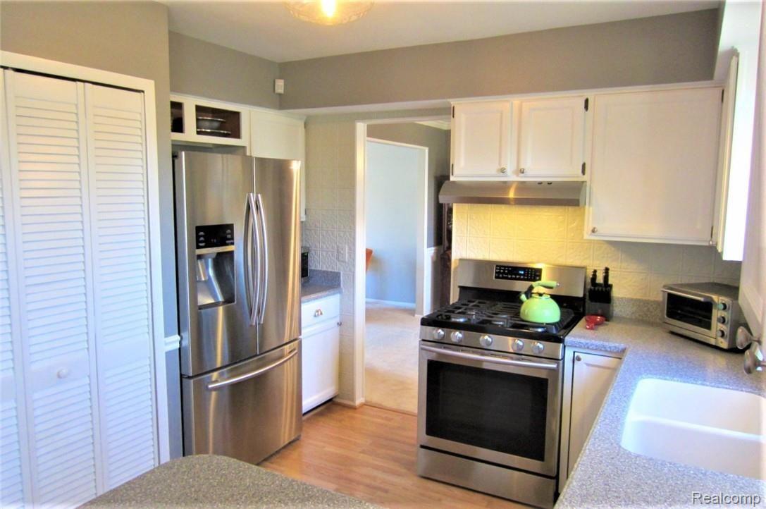 1671 Dennett Lane Rochester, MI 48307 - Photo 6 of 23 Alternate Kitchen view.