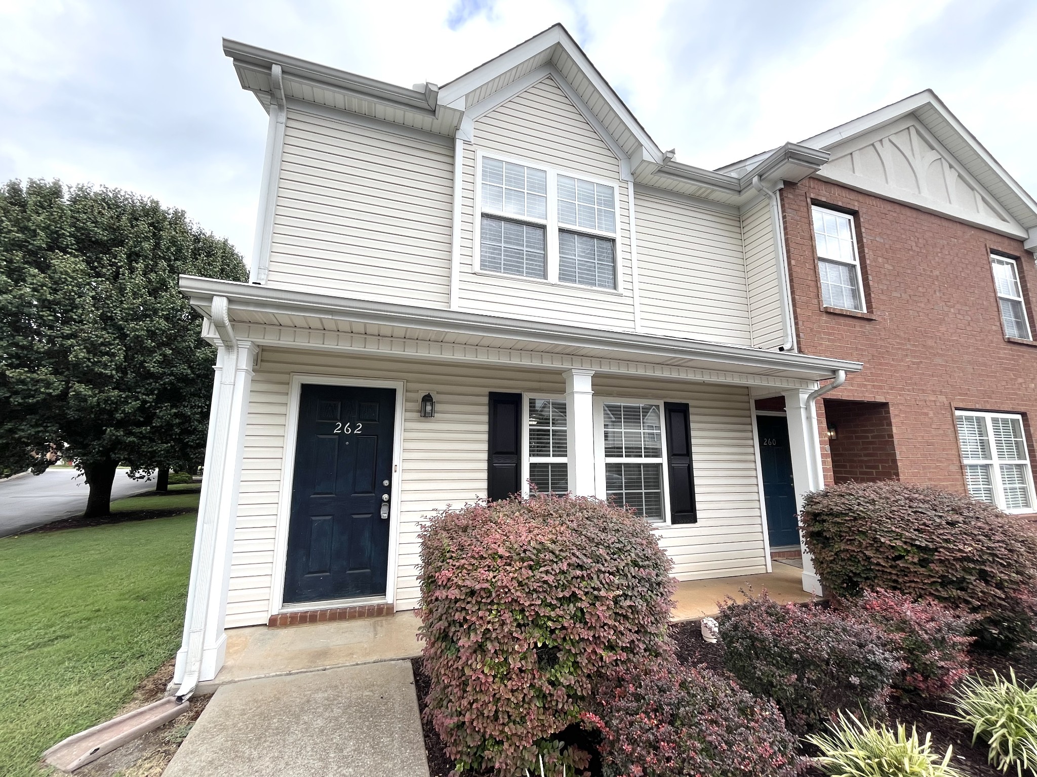 262 Arapaho Drive Murfreesboro, TN 37128 - Photo 2 of 24 a front view of a house with a garden