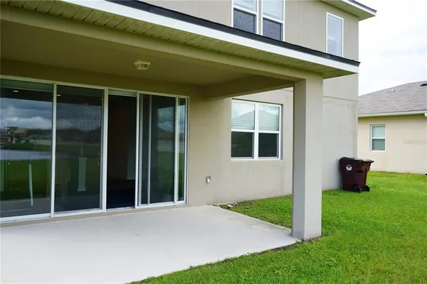 a view of an house with backyard