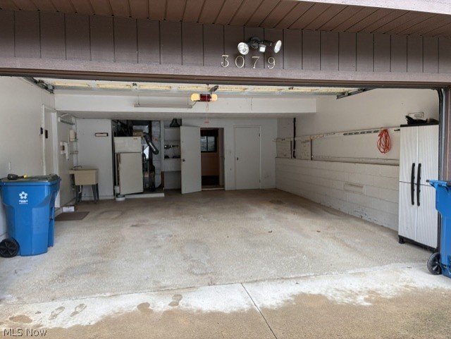 3079 Reeves Road Willoughby, OH 44094 - Photo 3 of 15 2-car garage