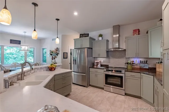 $650,000 | 84 Beacon Hill Drive, Lake Ozark, MO 65049