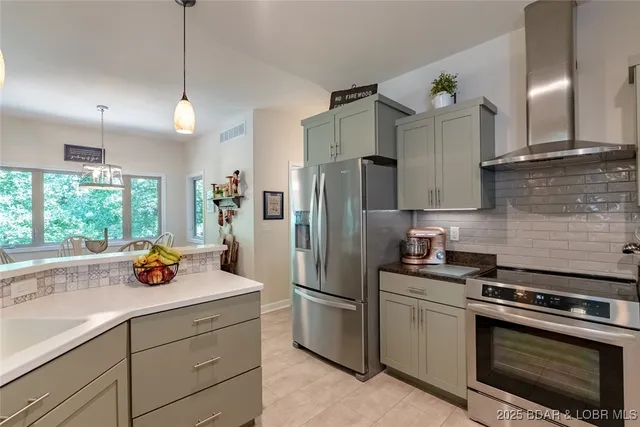 $650,000 | 84 Beacon Hill Drive, Lake Ozark, MO 65049