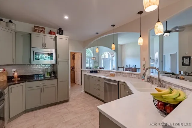 $650,000 | 84 Beacon Hill Drive, Lake Ozark, MO 65049