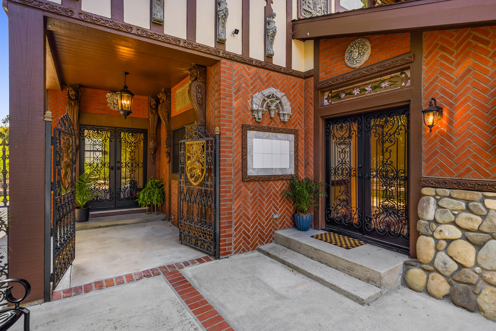 10480 Creek Road Oak View, CA 93022 - Photo 8 of 52 a view of shops in a street