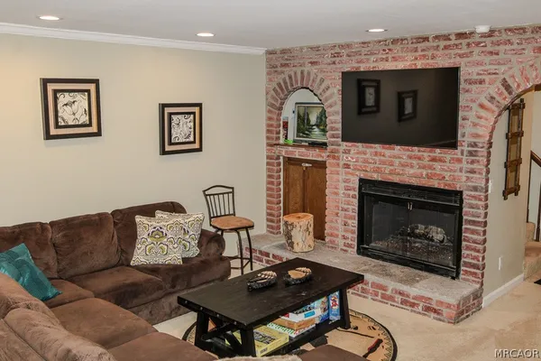 $2,000 | 569 Summit Boulevard, Unit 8, Big Bear Lake, CA 92315