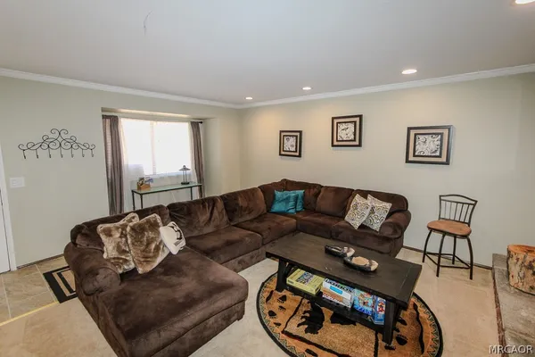 $2,000 | 569 Summit Boulevard, Unit 8, Big Bear Lake, CA 92315